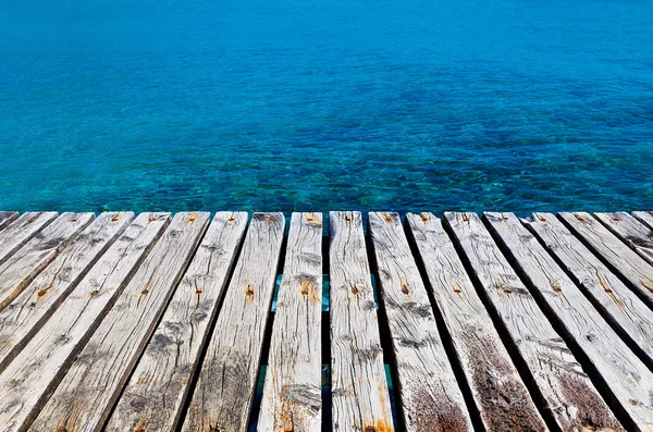 Houten dok naast de zee — Stockfoto