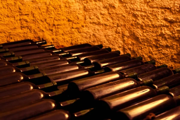 Garrafas de vinho em uma antiga adega de vinho — Fotografia de Stock