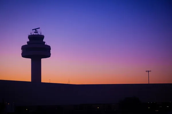 Luchthaven verkeerstoren bij zonsondergang — Stockfoto