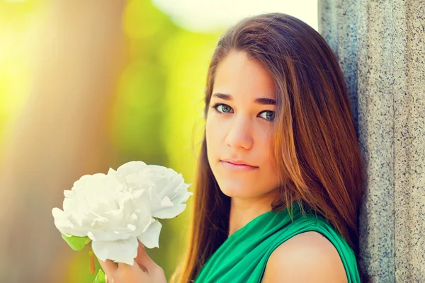 Adolescente bonita com uma rosa branca — Fotografia de Stock
