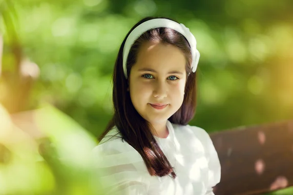 Petite fille avec sa robe de première communion — Photo