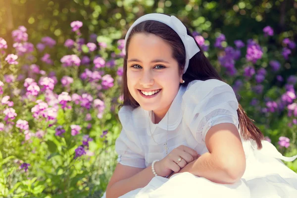 Kleines Mädchen mit ihrem Erstkommunionkleid — Stockfoto