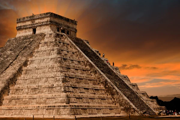 Quetzalcoatlova pyramida v lokalitě Chichén Itzá, Mexiko — Stock fotografie