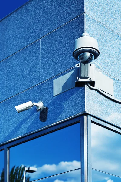 Камера безопасности в современном здании — стоковое фото