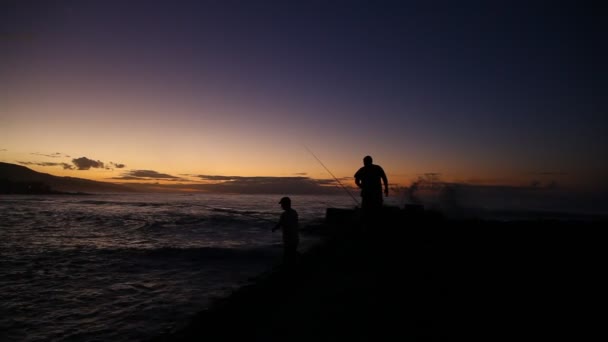 Fishermans na zachodzie słońca — Wideo stockowe