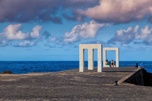 Människor i tensei tenmoku skulptur, garachico, Teneriffa, spa — Stockfoto