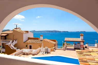 Daire balkon yanı sıra deniz