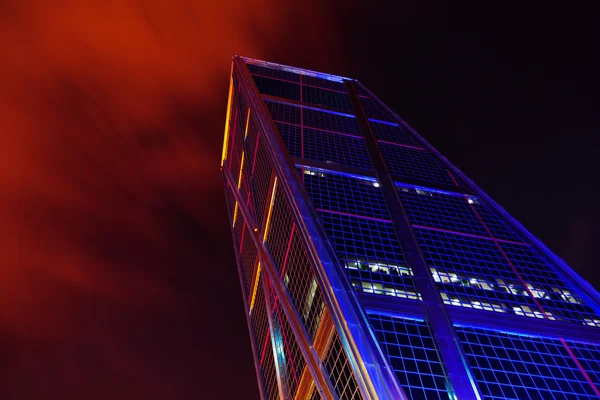夜のマドリード超高層ビル — ストック写真