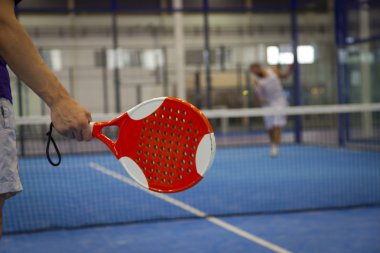 padel tenis oynamaya