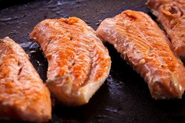Çiğ somon fileto