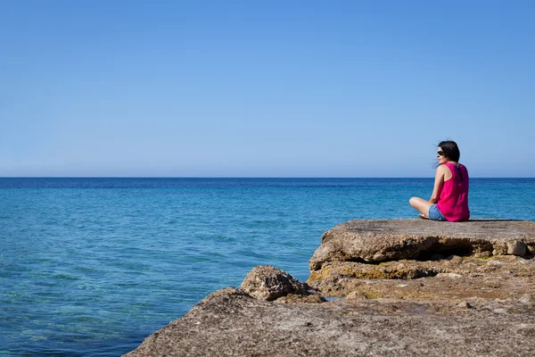 Femme regardant la mer dans un vieux quai — Photo