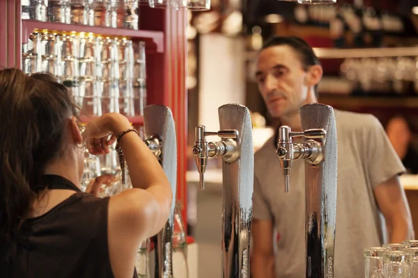 Tourist ordering a beer in the famous San Miguel Market, Madrid — Stock Photo, Image