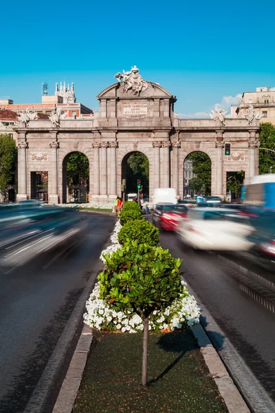 Hora punta en la Puerta de Alcalá, Madrid — Foto de Stock
