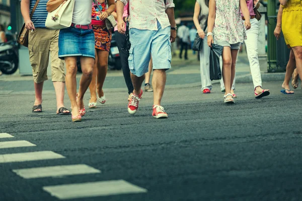 Mensen die de straat oversteken — Stockfoto