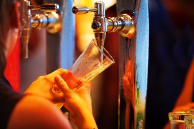 barda bir bira döküyor