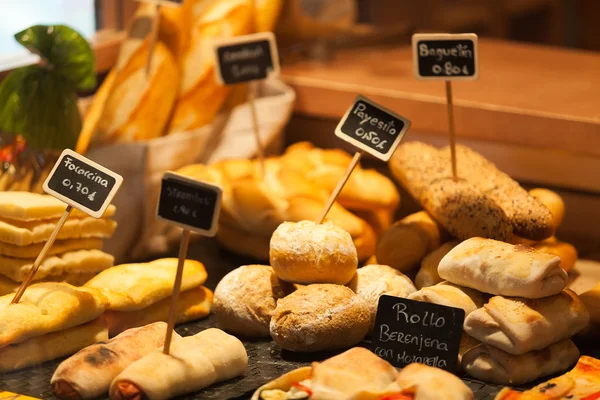 Verscheidenheid van brood in een winkel — Stockfoto