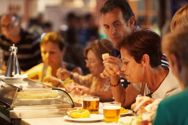 Turistler tapas yemek ünlü san miguel market, madrid — Stok fotoğraf