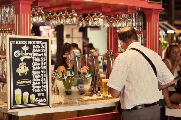Turismo en San Miguel Mercado pidiendo una Cerveza — Foto de Stock
