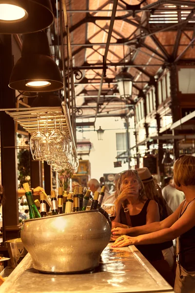 游客吃小吃在著名的圣米格尔市场、 马德里 — 图库照片