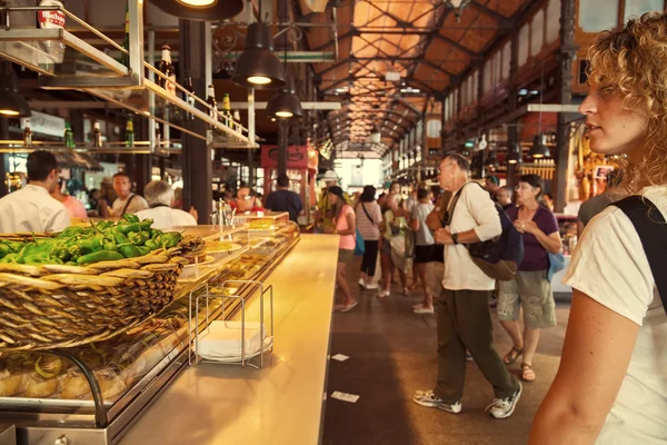 turist ziyaret ünlü san miguel market, madrid