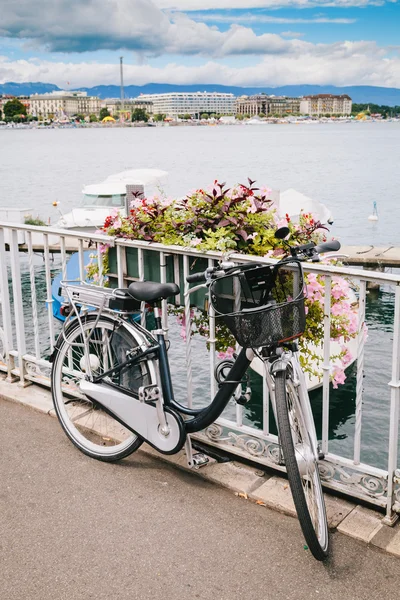 Cykeltur i geneva laken — Stockfoto