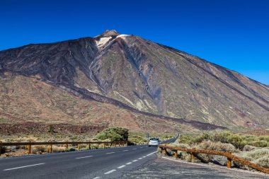 Teide yanardağı, tenerife yaklaşan araba