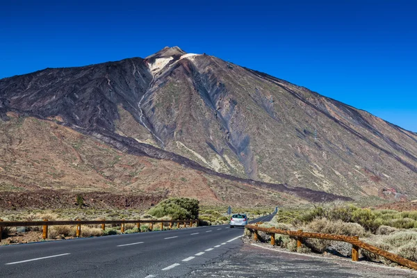 Samochód zbliża się do wulkanu teide, Teneryfa — Zdjęcie stockowe