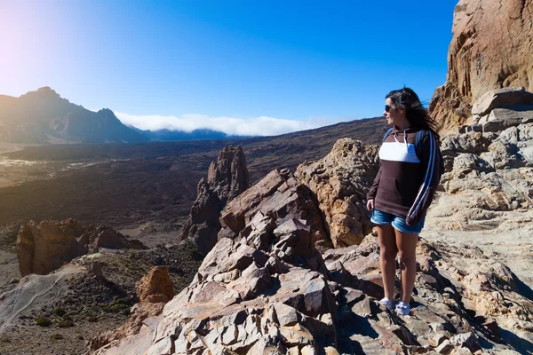 Caminhante mulher no Parque Nacional Teide, Tenerife — Fotografia de Stock