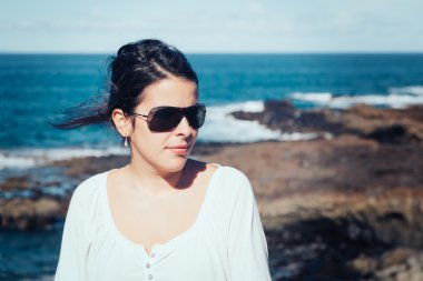 dalgın ifade deniz yanında olan kadın