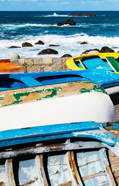 Oude roeiboten in taganana kust — Stockfoto