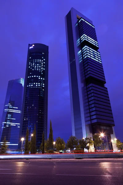 Négy torony üzleti területen éjjel Madridban — Stock Fotó