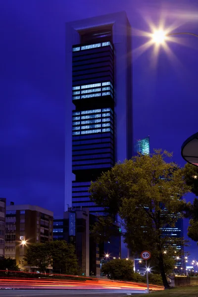 Geschäftsviertel mit vier Türmen in Madrid bei Nacht — Stockfoto