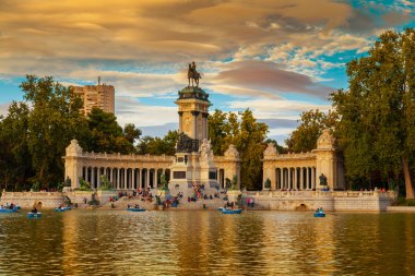 alfonso XII parque de buen retiro madird yılında yapılan anıt