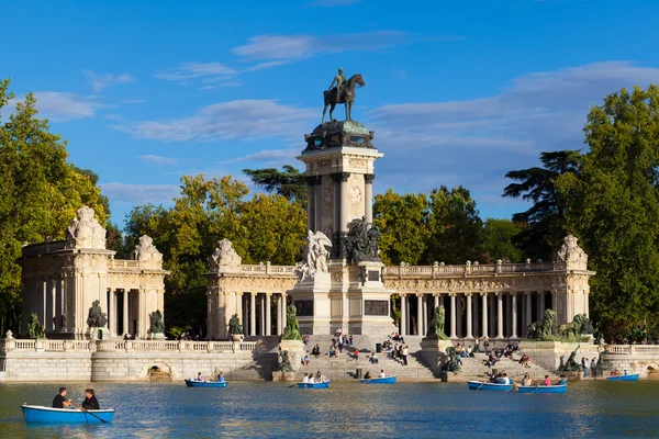 Mensen ontspannen in de vijver van retiro park in madrid — Stockfoto