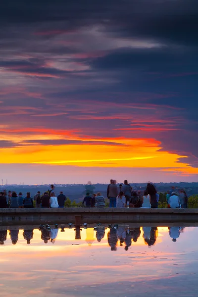 Menschen bewundern den Sonnenuntergang im Tempel des debod Parks — Stockfoto