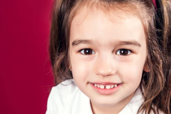 Ritratto di una bambina sorridente — Foto Stock