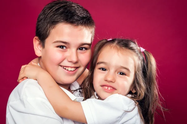 Hermanos pequeños sonriendo — Foto de Stock