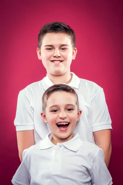 Irmãozinhos sorrindo — Fotografia de Stock