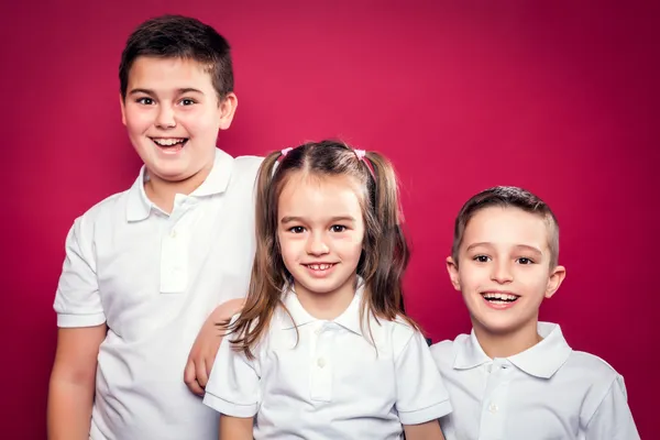 Hermanos pequeños sonriendo —  Fotos de Stock