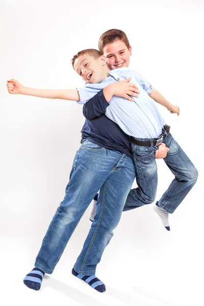 Dois irmãos rindo e brincando — Fotografia de Stock