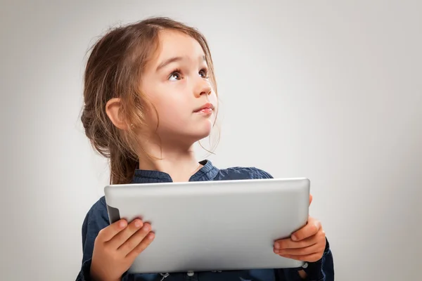 Meisje met behulp van een Tablet PC-apparaat — Stockfoto