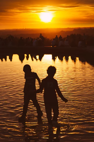 孩子们玩在日落时在庙里的 debod 公园，马德里 — 图库照片