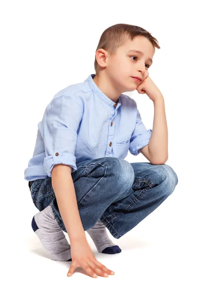 Kleine jongen sitted op verdieping — Stockfoto