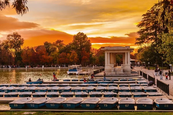 People relaxing in rowboats — Stock Photo, Image