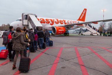 bir pist yürüyen insanlar, easyjet uçağı girmek için