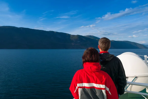 Mid felnőtt pár bámult a gyönyörű Nærøyfjord — Stock Fotó