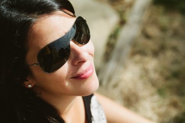 genç esmer gülümseyen