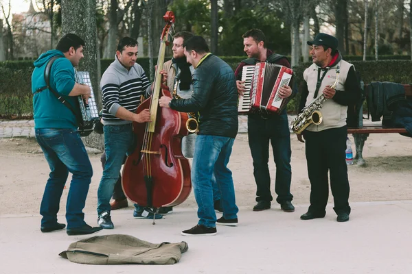 MADRID - JANUARY 25: Band of streets musicians playing in Retiro — Stock Photo, Image