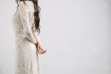 kollarını çapraz gelin 