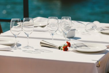 bir açık hava restoranı Tablo ayarı